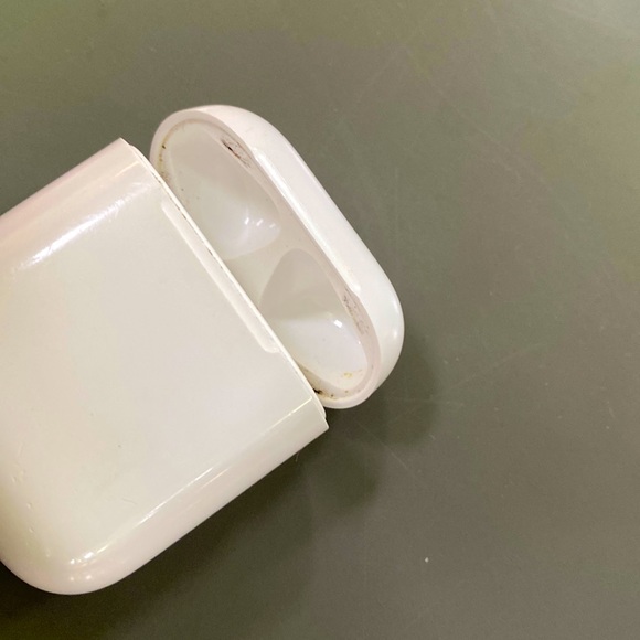 airpod case with no airpods - Picture 1 of 1